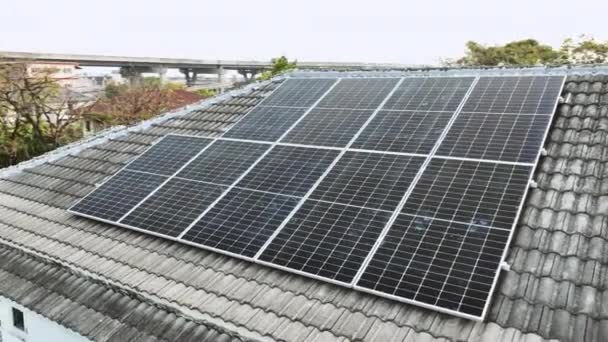 亚洲的家用房顶上有太阳能电池板 无人机的视差视差 自然永续能源技术 清洁可持续能源 零浪费生活方式概念 — 图库视频影像