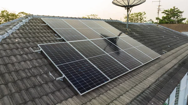 아시아의 가정집 옥상에 태양광 지판입니다 자연의 영구적 에너지 낭비하지 — 스톡 사진