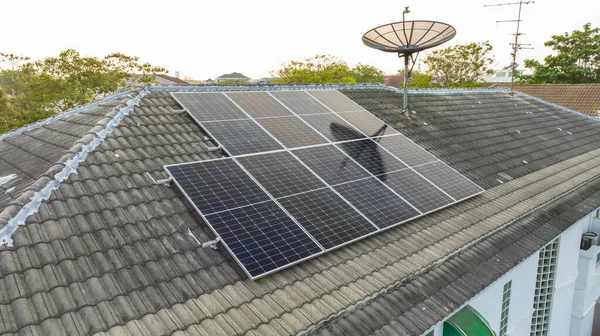 Painéis Grade Solar Telhado Casa Doméstica Noite Ásia Vista Aérea — Fotografia de Stock