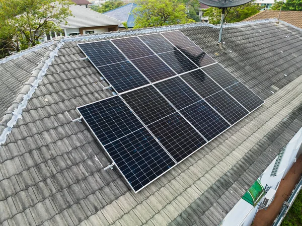 Painéis Grade Solar Telhado Casa Doméstica Noite Ásia Vista Aérea — Fotografia de Stock