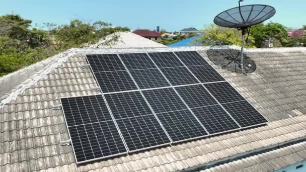 晴れた夏の日にアジアの家庭屋上のソーラーグリッドパネル ドローンの空中ビュー 自然永久発電技術 クリーン持続可能なエネルギー 廃棄物ゼロライフスタイルコンセプト — ストック動画
