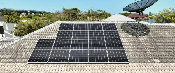 Solární Panely Střeše Domu Asii Slunečného Letního Dne Letecký Pohled — Stock fotografie