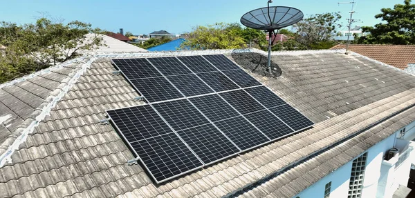 Painéis Grade Solar Telhado Casa Doméstica Ásia Dia Ensolarado Verão — Fotografia de Stock