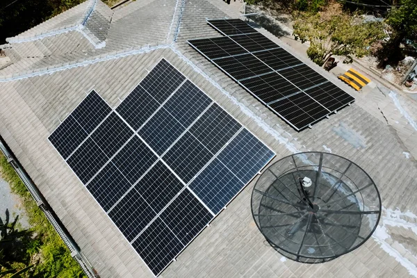 Solární Panely Střeše Domu Asii Slunečného Letního Dne Letecký Pohled — Stock fotografie
