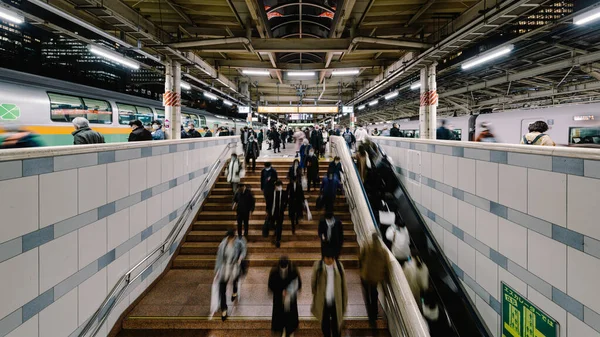 日本东京 2022年12月6日 繁忙拥挤的日本乘客在东京车站运输平台上的运动模糊 通勤生活方式 日本火车交通 亚洲旅游 亚洲城市生活 — 图库照片