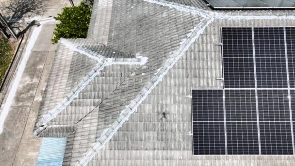 在阳光明媚的夏日 亚洲家庭房顶的太阳能电池板 无人机的航景自然永续能源技术 清洁可持续能源 零浪费生活方式概念 — 图库视频影像