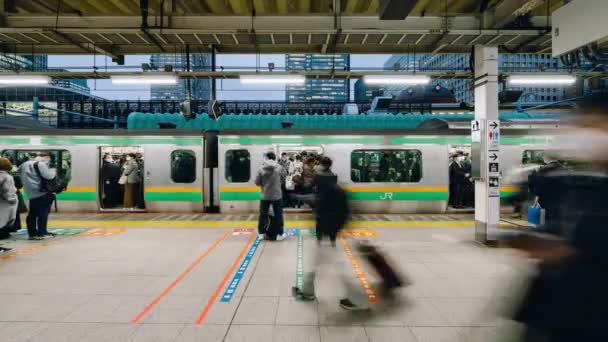 繁忙的时间过去了 拥挤的日本人在东京车站的运输站台上等着上车 通勤生活方式 日本火车交通 亚洲旅游 亚洲城市生活理念 — 图库视频影像