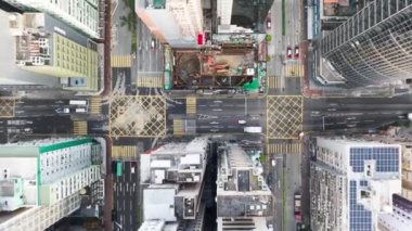 Hong Kong 'da kavşak kavşağındaki trafik aşırı hızlanmış durumda. İHA 'nın üst görüntüsü yukarı doğru uçuyor. Asyalı yaşam tarzı, Asya şehir yaşamı veya toplu taşıma kavramı