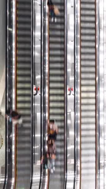 Κάθετη Time Lapse Των Ασιατικών Μεταφορών Ανθρώπων Στις Κυλιόμενες Σκάλες — Αρχείο Βίντεο