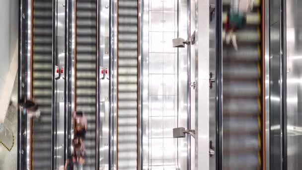 Caducidad Del Transporte Personas Asiáticas Escaleras Mecánicas Estación Metro Hong — Vídeos de Stock