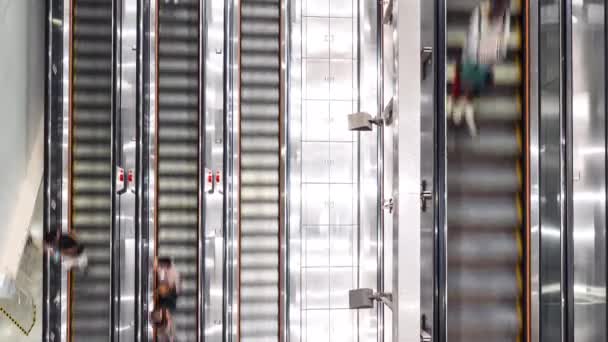 Time Lapse Των Ασιατικών Μεταφορών Ανθρώπων Στις Κυλιόμενες Σκάλες Στο — Αρχείο Βίντεο