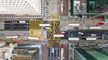 Hong Kong şehir merkezindeki Mong Kok kavşağındaki yol kavşağındaki trafik ulaşımının hızlandırılmış zamanlaması. İnsansız hava aracı üst görüntüsü. Asyalı yaşam tarzı, Asya şehir yaşamı veya toplu taşıma