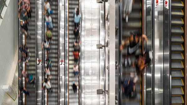 Motion Blur Crowd Transporte Personas Asiáticas Escaleras Mecánicas Estación Metro — Foto de Stock