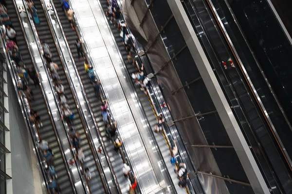 Gerak Kabur Kerumunan Orang Asia Transportasi Pada Eskalator Stasiun Bawah — Stok Foto