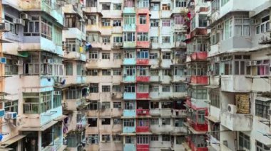 Yick Cheong ve Yick Fat eski apartman mimarisi Hong Kong şehrinde, insansız hava aracı manzaralı. Asyalıların yaşam alanı, trafo inşaatı ya da canavar inşaatı şehir simgesi.