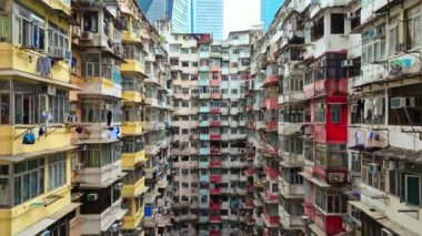Yick Cheong ve Yick Fat eski apartman mimarisi Hong Kong şehrinde, insansız hava aracı manzaralı. Asyalıların yaşam alanı, trafo inşaatı ya da canavar inşaatı şehir simgesi.
