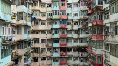 Yick Cheong ve Yick Fat eski apartman mimarisi Hong Kong şehrinde, insansız hava aracı manzaralı. Asyalıların yaşam alanı, trafo inşaatı ya da canavar inşaatı şehir simgesi.