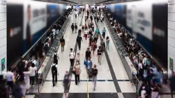 在香港中央地铁站的自动扶梯上行走的亚洲人的时间 公共交通 亚洲城市生活 或通勤城市生活方式的概念 高角度视图 — 图库视频影像