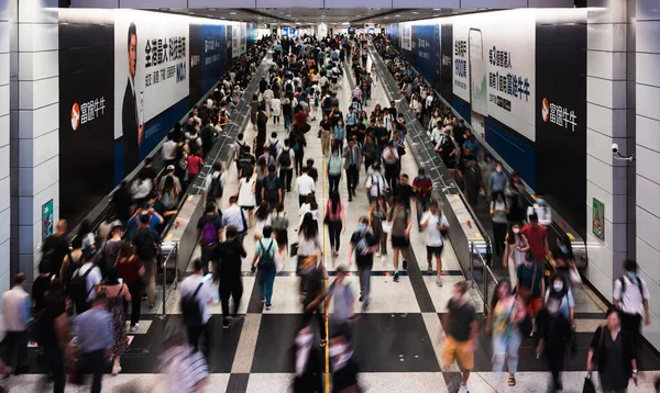 2023年6月7日 モーションブラーアジアの人々は地下鉄地下鉄駅で旅行者エスカレーターを歩いています 公共交通機関 アジア都市生活 通勤都市生活 高角度表示 — ストック写真