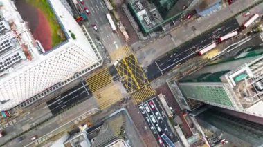 Hong Kong şehir merkezindeki Mong Kok kavşağındaki yol kavşağındaki trafik ulaşımının hızlandırılmış zamanlaması. İnsansız hava aracı üst görüntüsü. Asyalı yaşam tarzı, Asya şehir yaşamı veya toplu taşıma