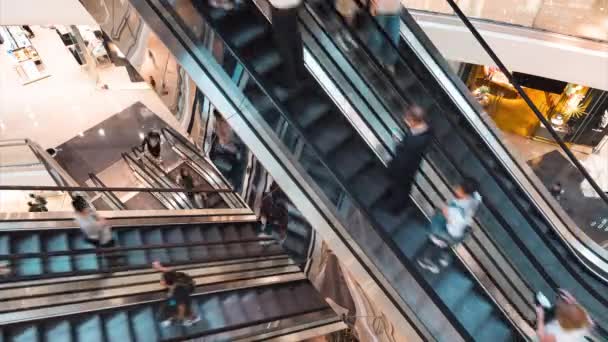 香港の都市型ショッピングモールでのエスカレーターでのアジア人の顧客輸送のタイムラプス 百貨店ビジネス 金融経済 アジアの都市生活 観光旅行者のライフスタイル 高角度表示 — ストック動画