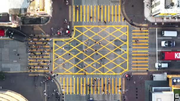 Autós Közúti Közlekedés Gyalogosok Sétálnak Zebrán Kereszteződés Mong Kok Ban — Stock videók