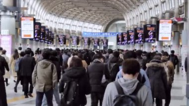 Tokyo, Japonya - 9 Aralık 2022: Büyük bir Asyalı kalabalık Shinagawa metro istasyonu koridorunda yürüyor. Japon şehir hayatı, Asya toplu taşımacılığı, Japon banliyö yaşam tarzı