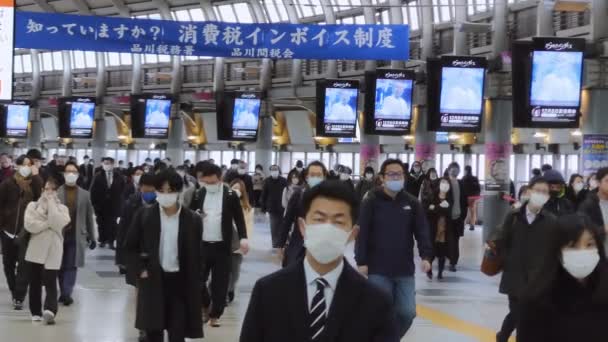 2022년 12월 시나가와 지하철역 복도에서 대규모의 아시아인 그룹이 걸어갑니다 아시아 — 비디오