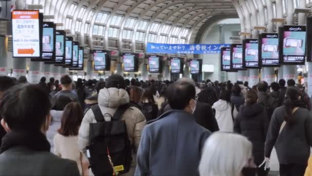 Tóquio Japão Dezembro 2022 Grande Grupo Pessoas Asiáticas Caminha Corredor — Vídeo de Stock