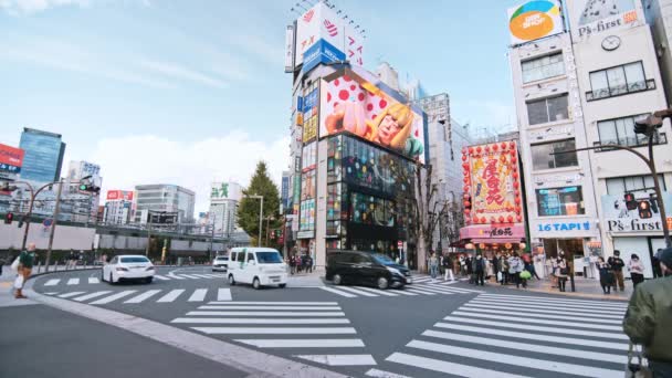 Tokio Japan Dec 2022 Overvolle Mensen Lopen Kruising Autoverkeer Vervoer — Stockvideo