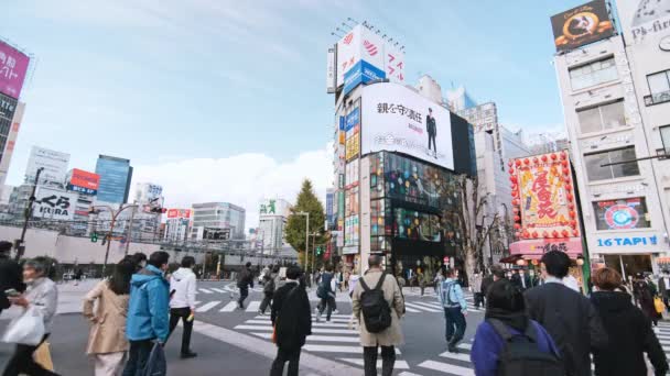 Tokyo Japan Dec 2022 Folkmassor Går Tvärs Över Vägen Biltrafik — Stockvideo