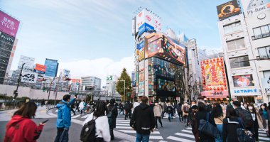 Tokyo, Japonya - 2 Aralık 2022: Kalabalık insanlar Shinjuku alışveriş bölgesinde trafik trafiği taşımacılığı yapıyor. Turizm turizmi, Asya taşımacılığı veya Asya şehir yaşamı