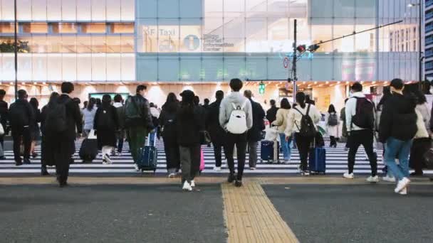 日本东京 2022年12月2日 大量日本商人在新宿夜晚穿过市区金融区的马路 亚洲交通运输 亚洲社区 城市生活 — 图库视频影像