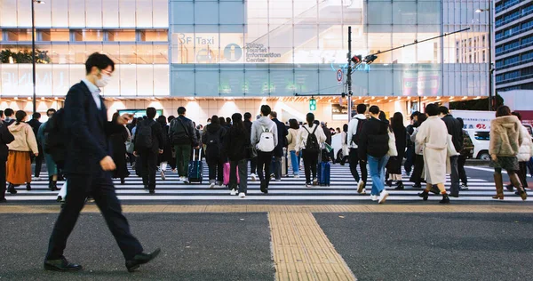Tokio Japón Diciembre 2022 Gran Multitud Empresarios Japoneses Caminan Pie —  Fotos de Stock