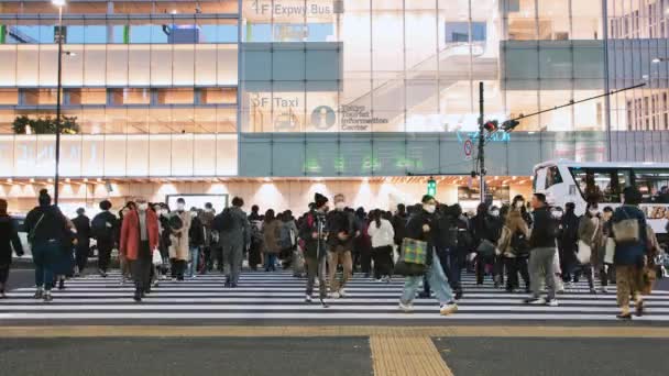 2222年12月2日 日本のビジネスの人々の大勢が 新宿の夜のダウンタウンの金融街でクロスロードを歩いています アジアの交通 アジアのコミュニティ 都市生活 — ストック動画