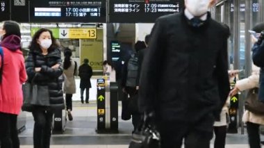 Tokyo, Japonya - 2 Aralık 2022: Japonlar, kalabalık Asyalı gezginler metro istasyonunun girişindeki otomatik bilet turnikesinden geçtiler. Asya toplu taşımacılığı, şehir hayatı, tren ulaşımı...