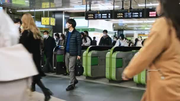 2222年12月2日 日本人 群衆アジア人旅行者は 地下鉄駅入口の自動切符ターンスタイルゲートを通過します アジアの公共交通機関 都市生活 列車輸送通勤者 — ストック動画