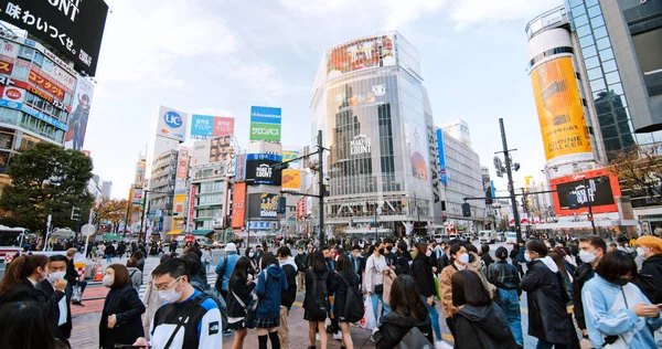 Tokio Japón Diciembre 2022 Multitud Japoneses Viajeros Caminatas Cruzan Carretera —  Fotos de Stock