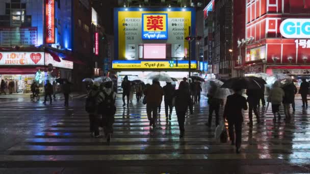 日本东京 2022年12月5日 日本人使用雨伞步行过马路 夜间在秋叶原通勤 城市生活 娱乐区 亚洲旅游或亚洲旅游 — 图库视频影像
