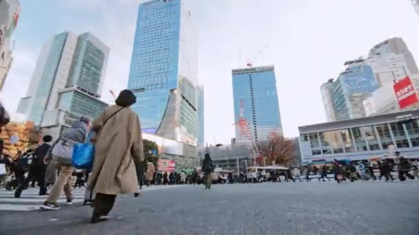 Tóquio Japão Dezembro 2022 Multidão Japoneses Pendulares Viajantes Caminham Pela — Vídeo de Stock