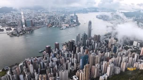 在香港岛的云城景观之上 无人驾驶飞机的空降时差 金融区摩天大楼 维多利亚港的船舶运输 亚洲旅游概念 — 图库视频影像