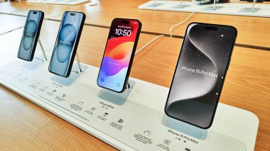 Bangkok, Tayland - 23 Eylül 2023: Apple iPhone 15 Pro Max akıllı telefon yeni modelleri, Apple mağazasında tanıtım tanıtımı. Modern cep telefonu teknolojisi kavramı