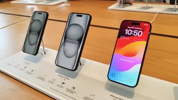 バンコク 2023 Apple Iphone Pro Maxスマートフォン新しいモデル アップルストアでのデモディスプレイ発売 現代携帯電話技術コンセプト — ストック動画