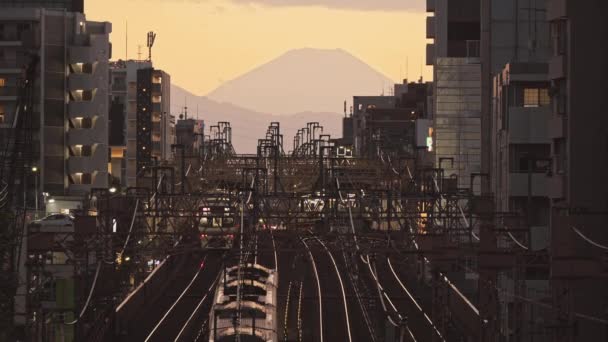 Tåg Reser Järnväg Spår Solnedgången Japan Fuji Bakgrunden Japansk Transport — Stockvideo