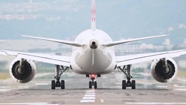 大型商用飛行機は空港滑走路で安全に離陸する 海外旅行 海外旅行 フライトトランジット 航空輸送 航空会社 輸送業界 — ストック動画
