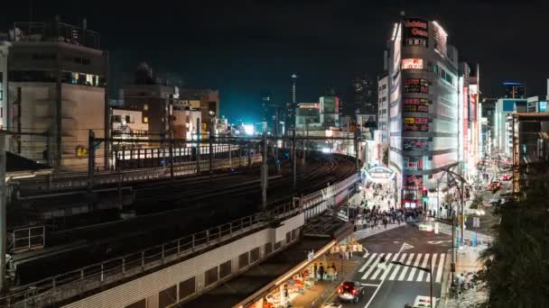 2023年10月7日2023年10月7日 地下鉄 交通渋滞 日本のアジアの人々が上野アメロコ市場のショッピングストリートでゼブラ横断を歩いている アジアの都市ナイトライフ — ストック動画