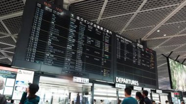 Tokyo, Japonya - 10 Ekim 2023: Havayolu varış zamanı uçuş panosu uçuş bilgileri, Narita havaalanı terminalinde yatış saati. Hava taşımacılığı, Asya seyahat taşımacılığı veya gezgin yaşam tarzı