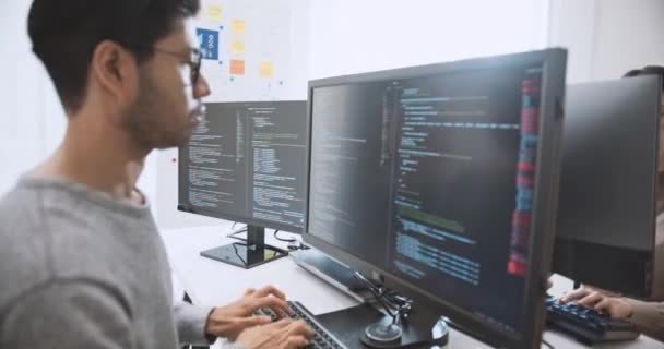 Mladý Dospělý Asijský Muž Žena Software Vývojář Kódovací Program Stolním — Stock video