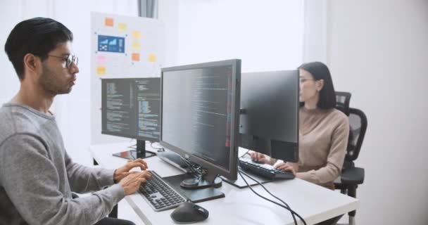 デスクトップコンピュータ上の若いアジアの男性 女性ソフトウェア開発者コーディングプログラム 女性は 家から仕事 リモートワーキング フリーランスのプログラマーの仕事 スマートデジタルノマドライフスタイルのコンセプト — ストック動画