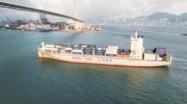Hong Kong, Hong Kong - 5 Haziran 2023: Çin 'den büyük bir kargo gemisi nakliye konteynırı, araba trafiği, insansız hava aracı hipervane hava görüntüsü. Yük taşımacılığı, ihracat sanayi sektörü